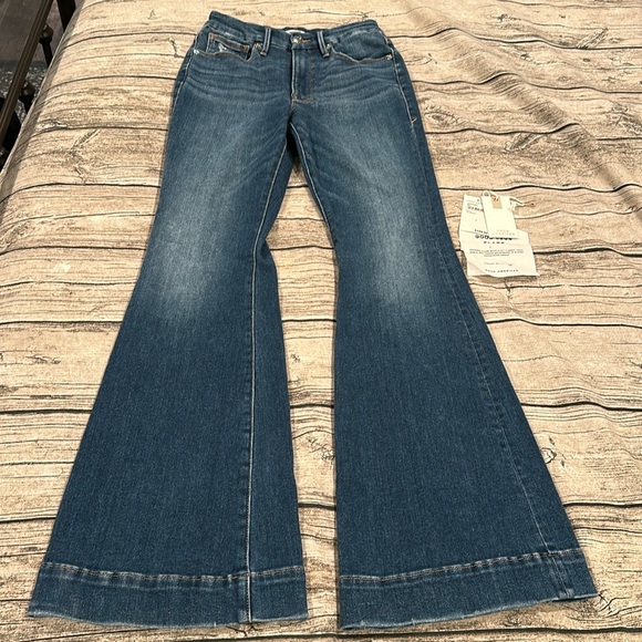 Good American Denim - Good American Stretch Flare High Waisted Jeans w/ Tummy Tech; Medium Wash Size 6